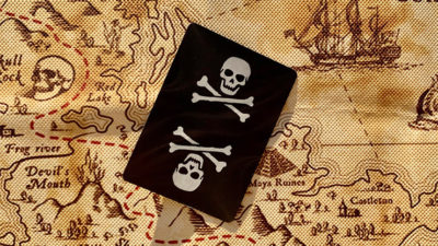Gilded Jolly Roger Playing Cards - Image 2