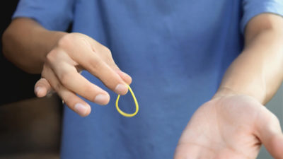 CRB, Color Changing Rubber Band by Menzi magic & Zhao Xinyi - Image 3